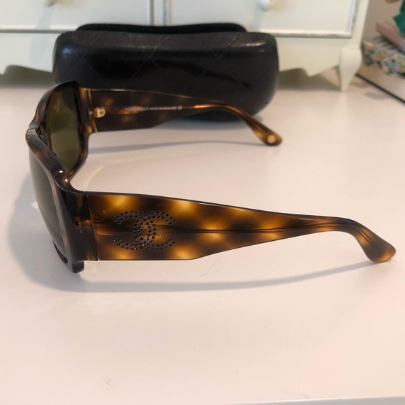 CHANEL Vintage Tortoise Rhinestone Logo Sunglasses 5096-B - Picture 8 of 14